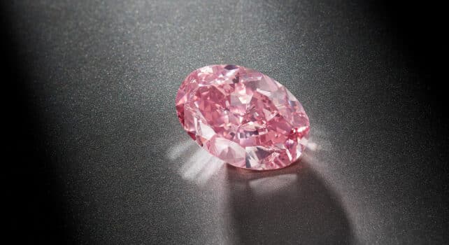 Christie&rsquo;s affiche une estimation de 12 millions de dollars pour un diamant rose-violet vif de 8,41 carats à Hong Kong