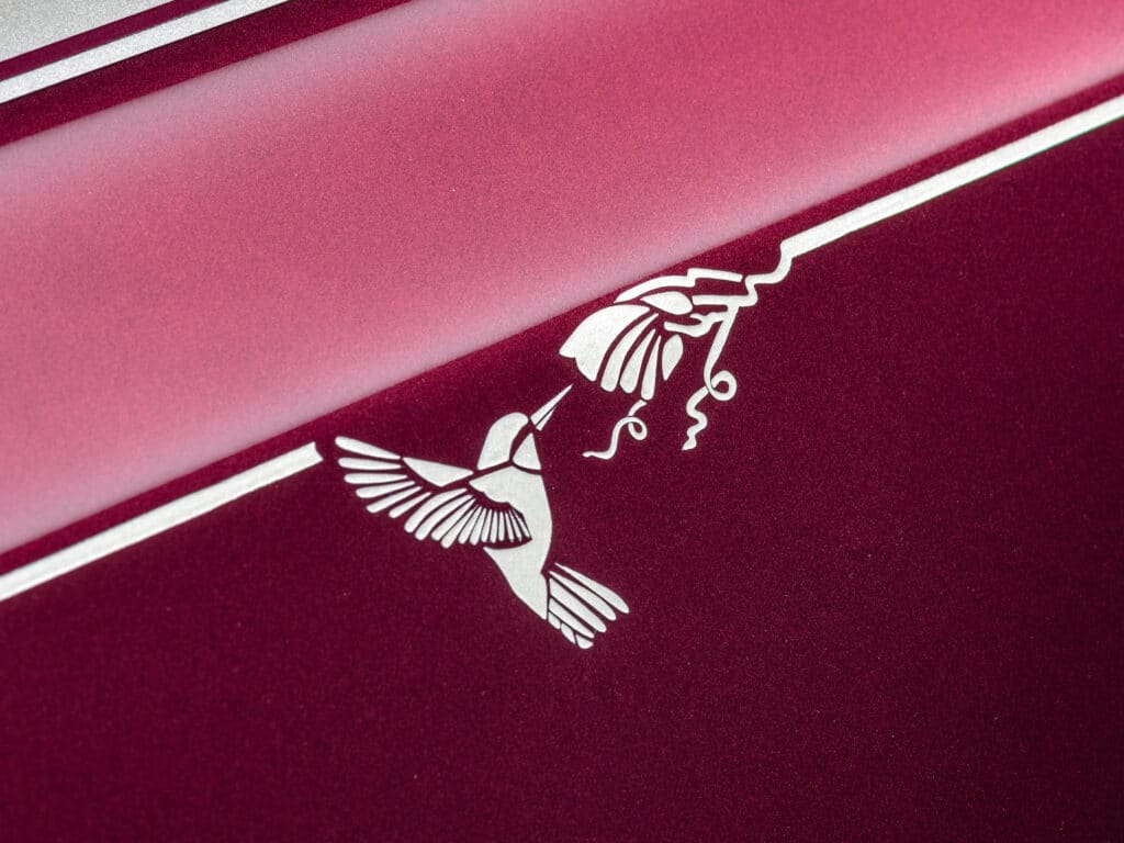 Marqueterie en placage de bois représentant un colibri butinant une fleur, incrustée de nacre et d'ormeau, sur panneau de porte de Rolls-Royce Phantom