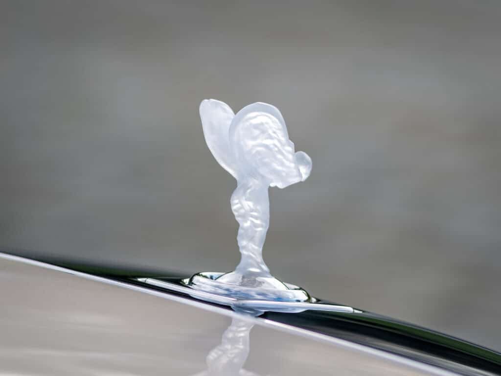 Gros plan sur la Spirit of Ecstasy givrée, mascotte de capot de la Rolls-Royce Phantom