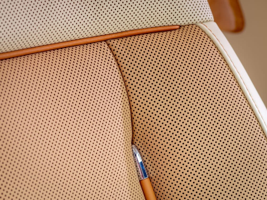 Détail du cuir perforé beige et crème des sièges arrière de la Rolls-Royce Phantom