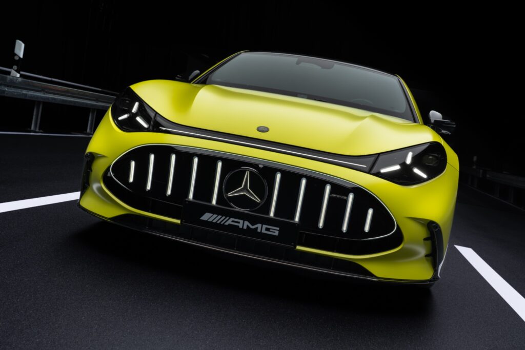 Face avant du Mercedes-AMG GT 4-Door Coupé électrique reposant sur l’architecture AMG.EA.