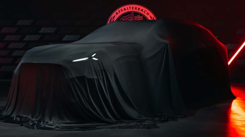 Mercedes-AMG GT SUV électrique dissimulé sous une bâche lors d’un teaser officiel.