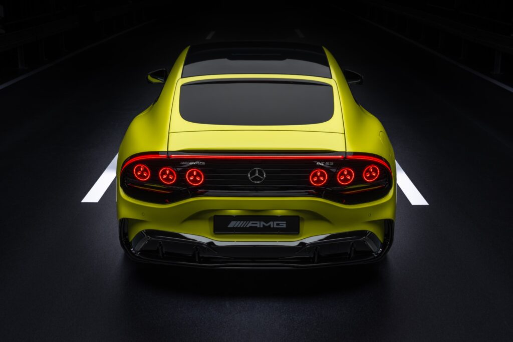 Mercedes-AMG GT 4-Door Coupé électrique vu de l’arrière, avec signature lumineuse AMG.