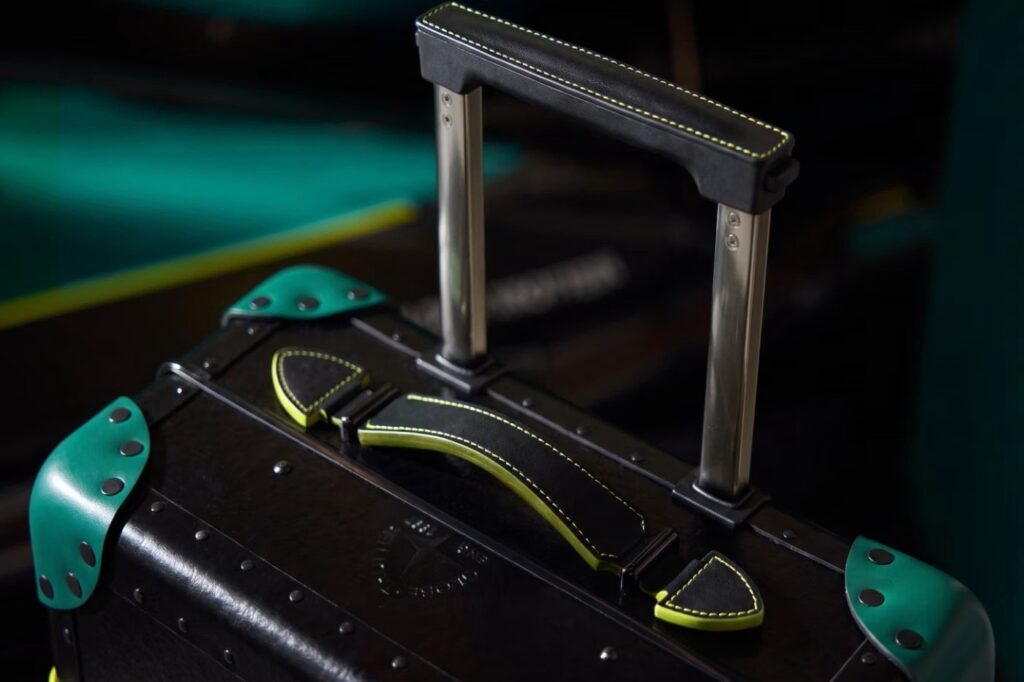 Poignée et détails en cuir de la valise Globe-Trotter x Aston Martin F1