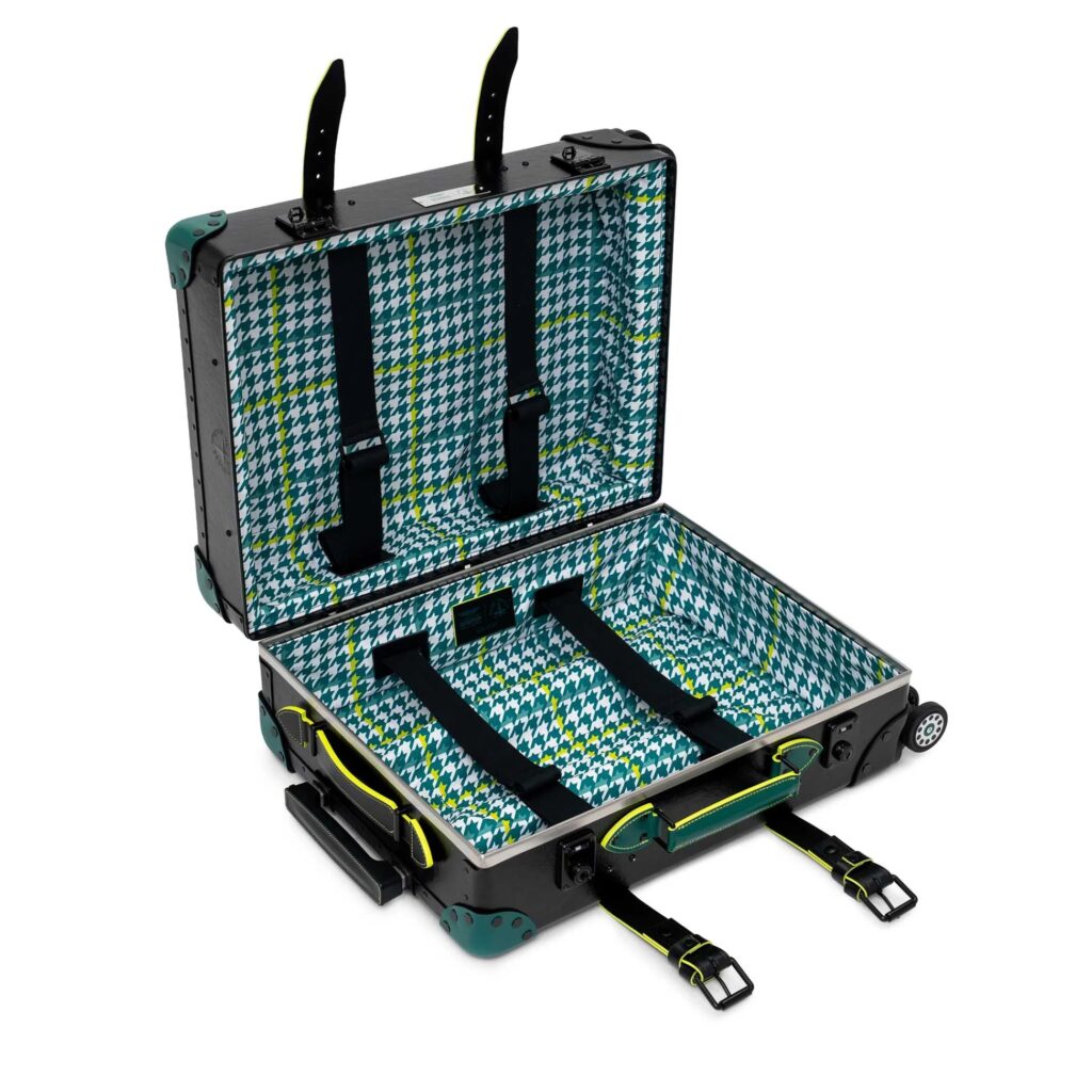 Valise Globe-Trotter x Aston Martin F1 ouverte, motif pied de poule
