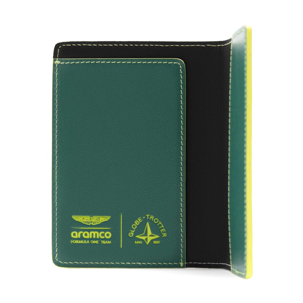Étui passeport Globe-Trotter x Aston Martin F1 ouvert en cuir vert et noir
