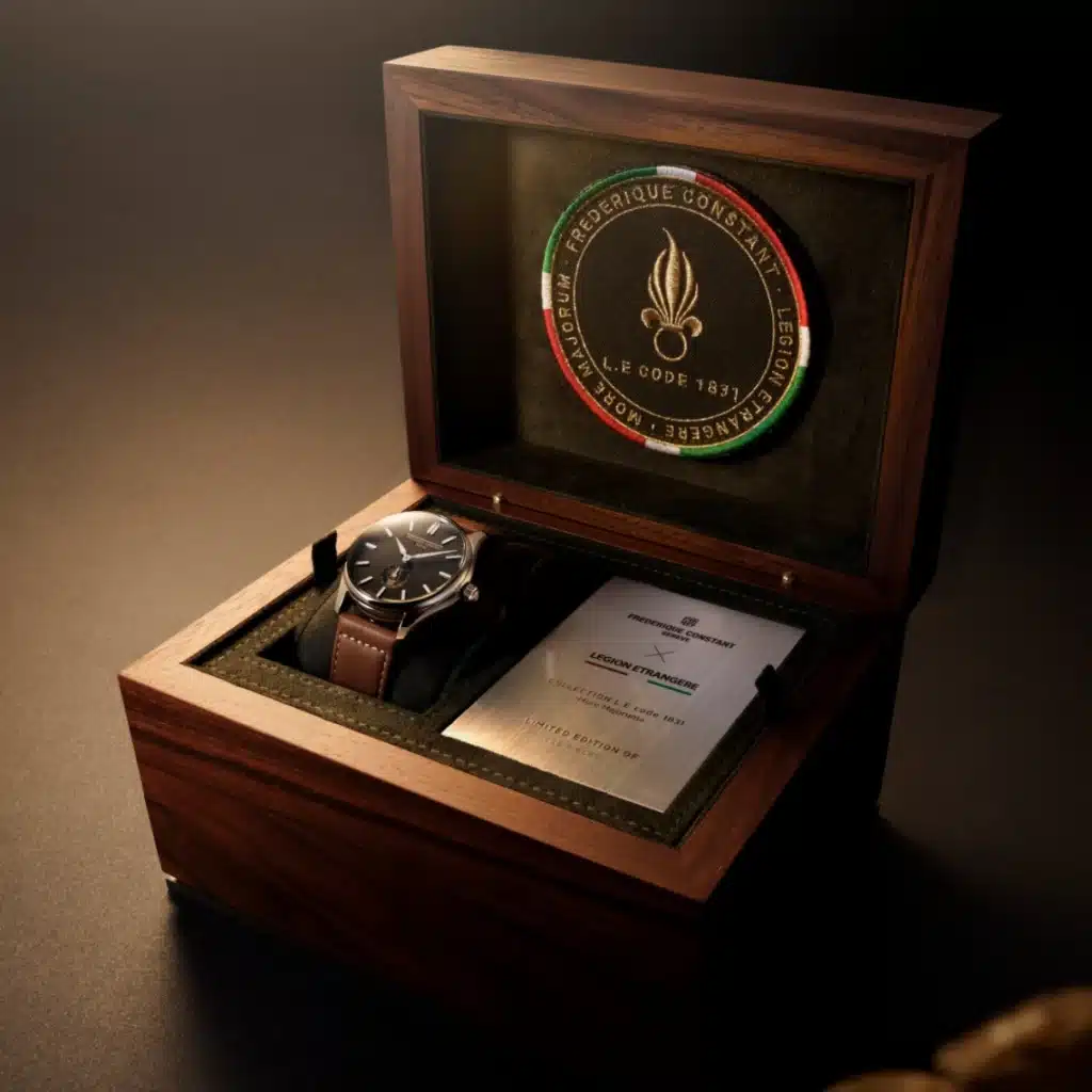 Frédérique Constant x Légion étrangère : écrin en bois spécifique accompagné d'un écusson brodé détachable.