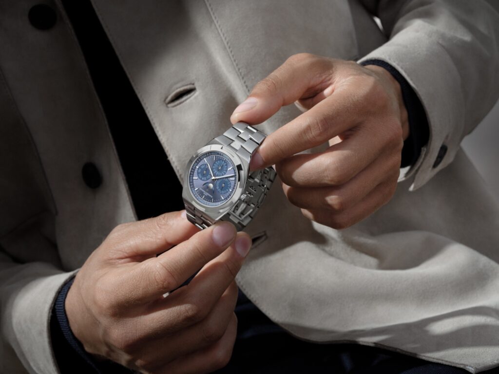 Vacheron Constantin Overseas Quantième Perpétuel azur tenue en main