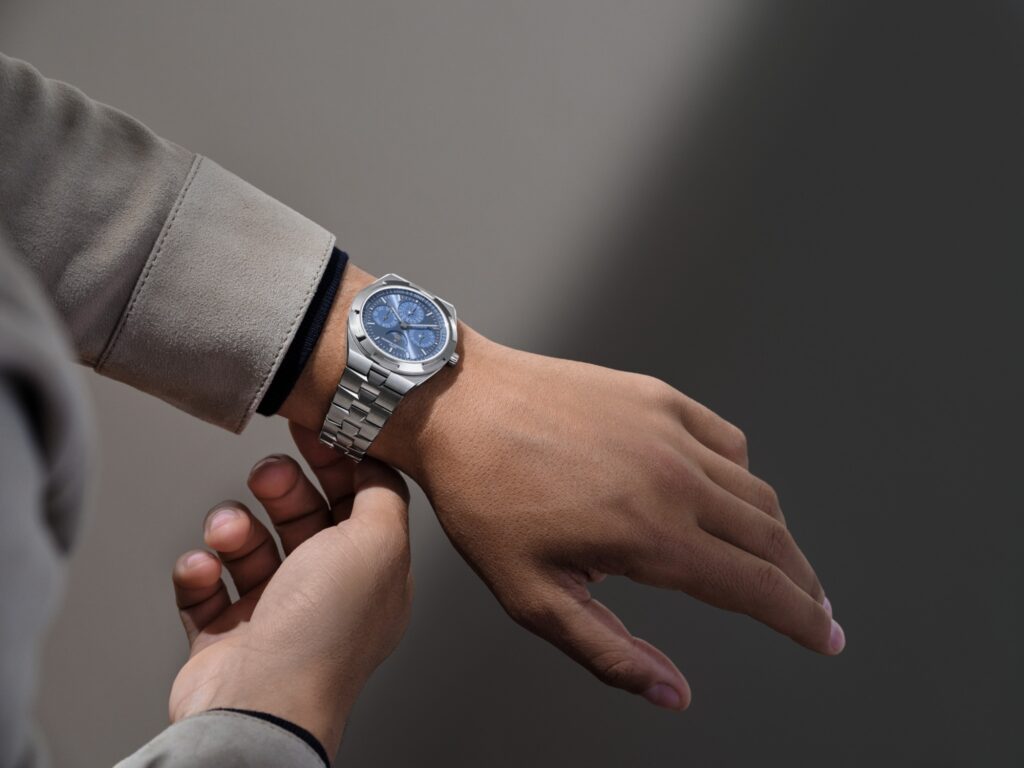 Vacheron Constantin Overseas Quantième Perpétuel azur portée au poignet