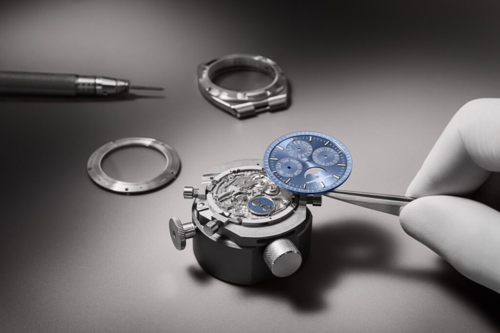 Assemblage du cadran de la Vacheron Constantin Overseas Quantième Perpétuel azur