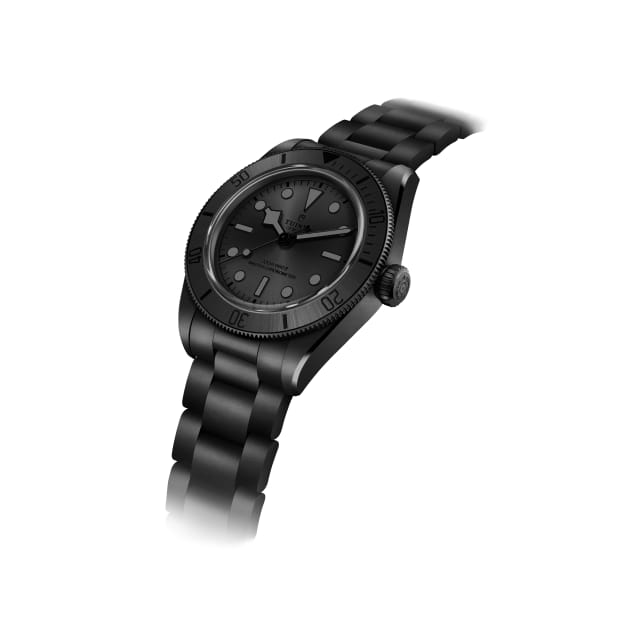 Tudor les plus désirables 2026 : détail de la Black Bay Ceramic entièrement noire