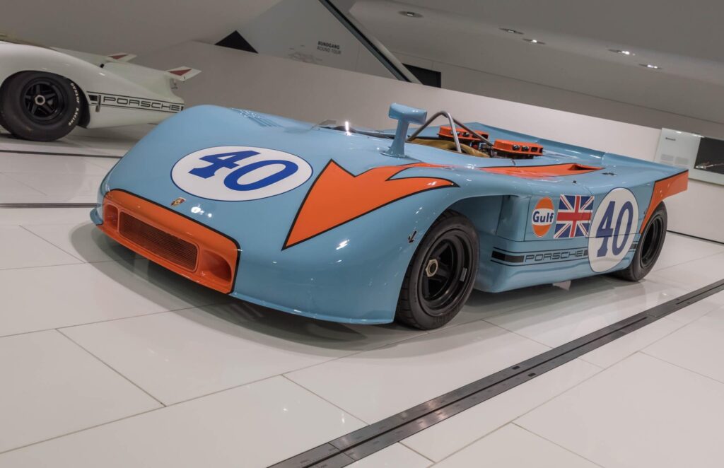 Porsche S1 supercar 2026 : Porsche 908/03 numéro 40 en livrée Gulf exposée au musée.