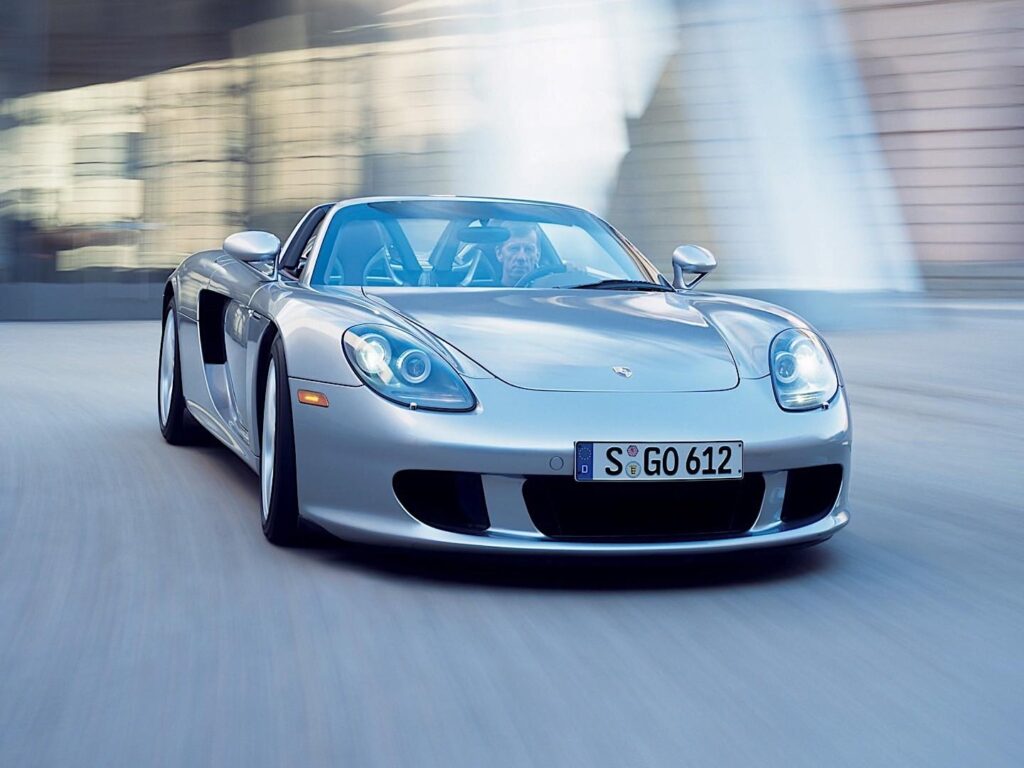 Porsche S1 supercar 2026 : Porsche Carrera GT argentée photographiée sur route.