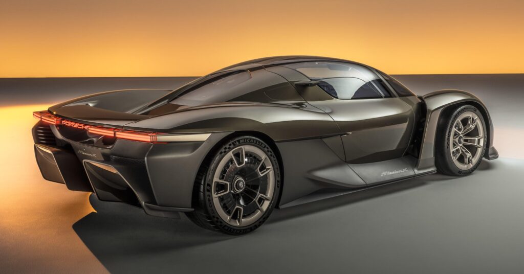 Porsche S1 supercar 2026 : arrière du concept Porsche Mission X au coucher du soleil.