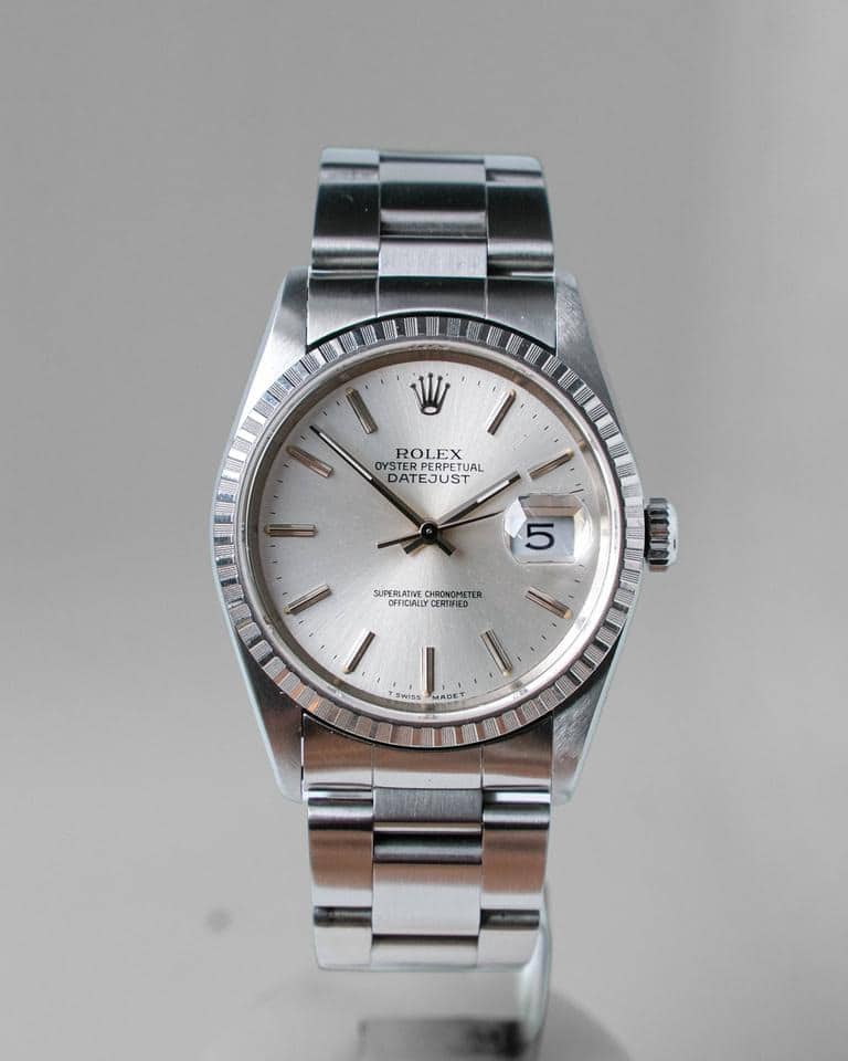 Rolex Datejust occasion vintage à cadran argenté et bracelet Oyster, vue de face.