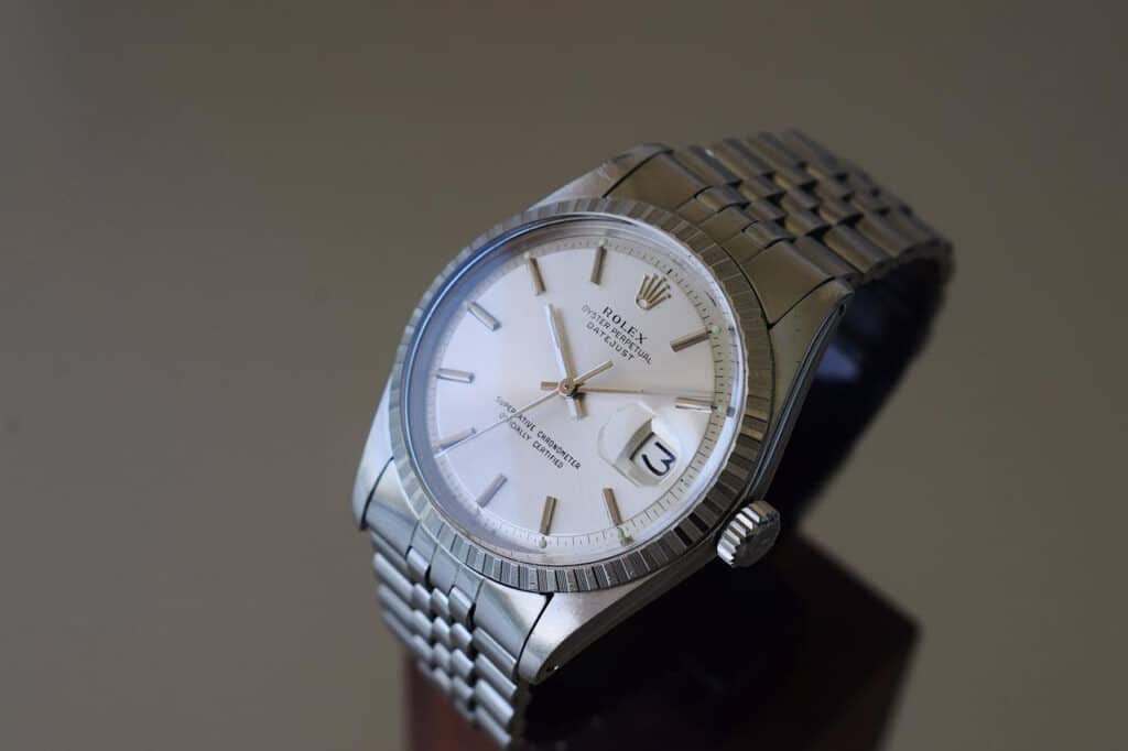 Rolex Datejust occasion vintage à cadran argenté, lunette cannelée et bracelet Jubilee.