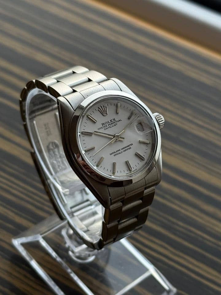 Rolex Datejust occasion à cadran argenté et bracelet Oyster, présentée de trois quarts.