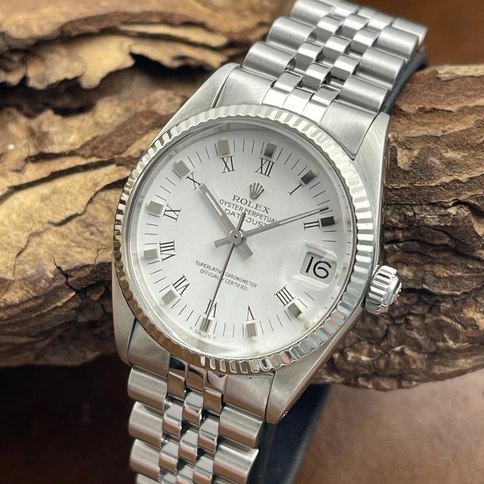 Rolex Datejust occasion vintage à cadran argenté et chiffres romains sur bracelet Jubilee.