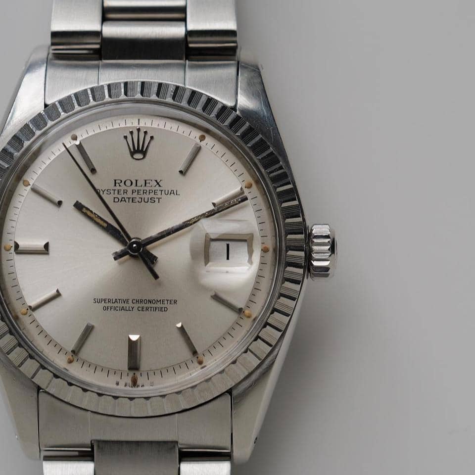 ros plan sur le cadran argenté et la lunette cannelée d’une Rolex Datejust occasion vintage.
