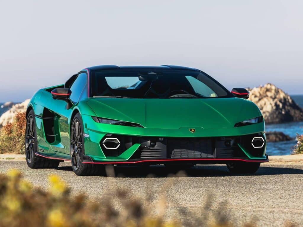Lamborghini Temerario verte de trois quarts avant, supercar hybride pouvant donner naissance à une version Sterrato.