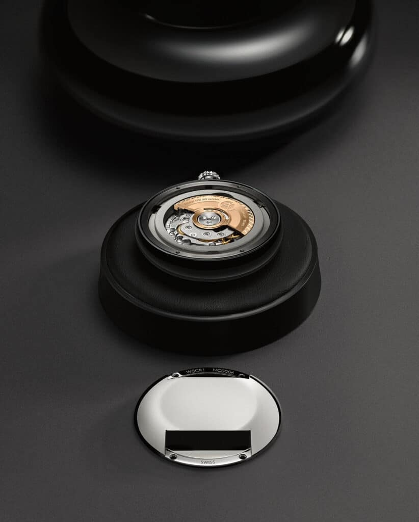 Vue du calibre automatique LFT MA01.02 et de son fond de boîtier sur la Louis Vuitton Monterey.