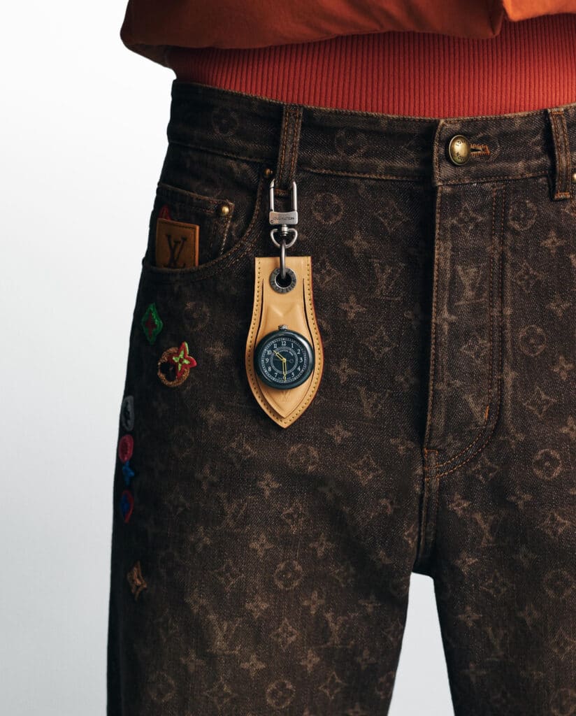 Louis Vuitton Monterey céramique verte portée à la ceinture sur un jean Monogram.