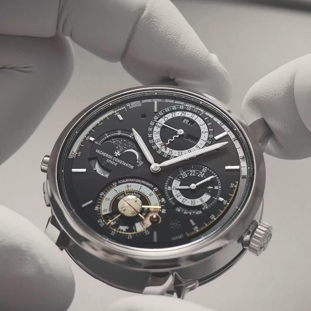 Les 10 montres de l’ultra-luxe les plus désirables en 2026 : Vacheron Constantin Solaria Ultra Grande Complication tenue par un horloger, vue de face.