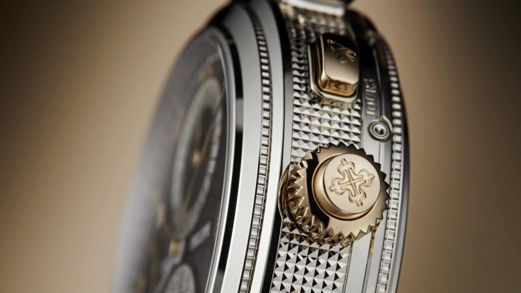 Détail du boîtier et de la couronne de la Patek Philippe Grandmaster Chime 6300GR.