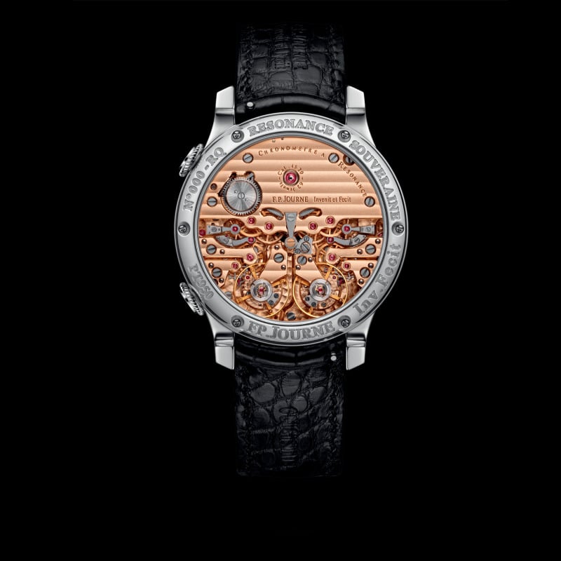 Mouvement en or rose du F.P. Journe Chronomètre à Résonance visible à travers son fond saphir.