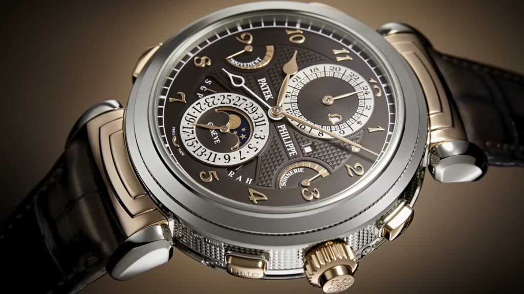 Les 10 montres de l’ultra-luxe les plus désirables en 2026 : Patek Philippe Grandmaster Chime 6300GR vue de trois quarts, avec cadran brun et boîtier bicolore.