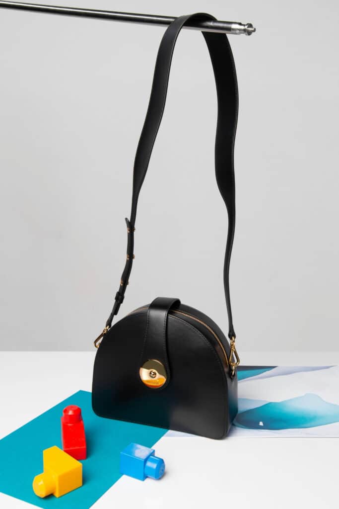 Petit sac à bandoulière noir en cuir avec détails métalliques dorés