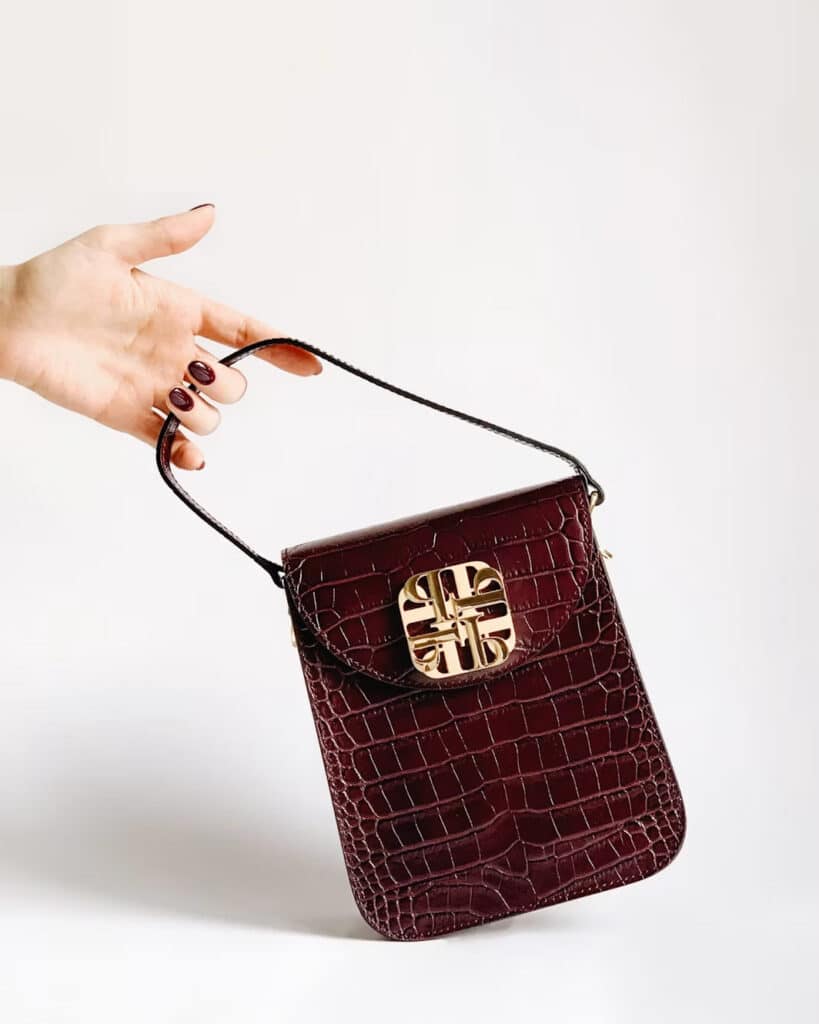 Petit sac bordeaux à effet crocodile avec fermoir doré