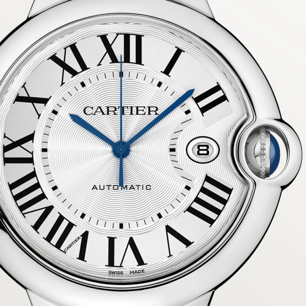 Détail du cadran guilloché, du guichet date et de la couronne protégée de la Ballon Bleu de Cartier