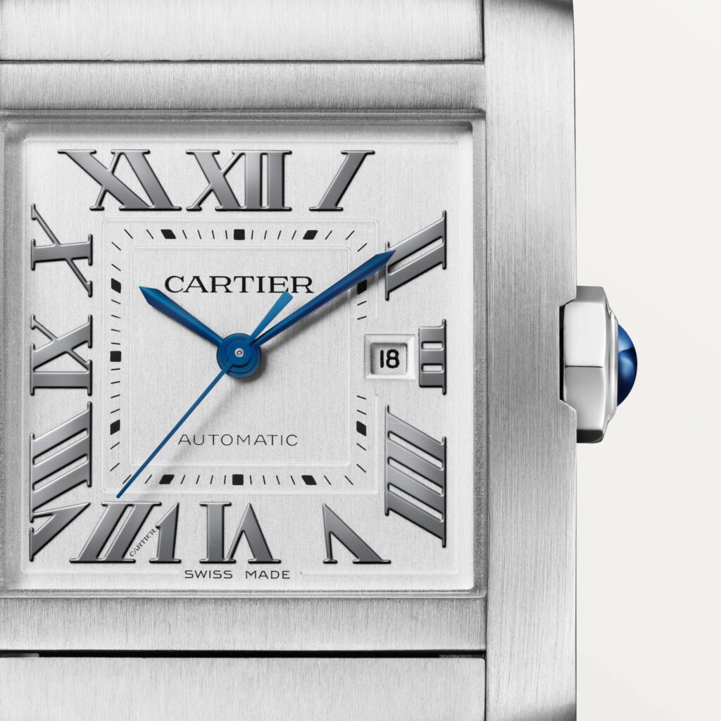 Détail du cadran argenté à chiffres romains et guichet date de la Cartier Tank Française