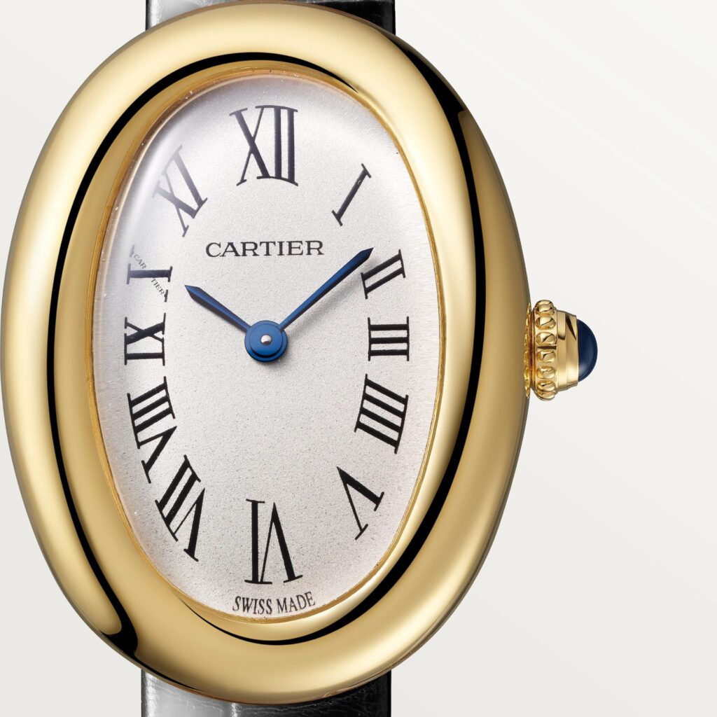 Gros plan du boîtier ovale en or jaune et du cadran à chiffres romains de la Cartier Baignoire