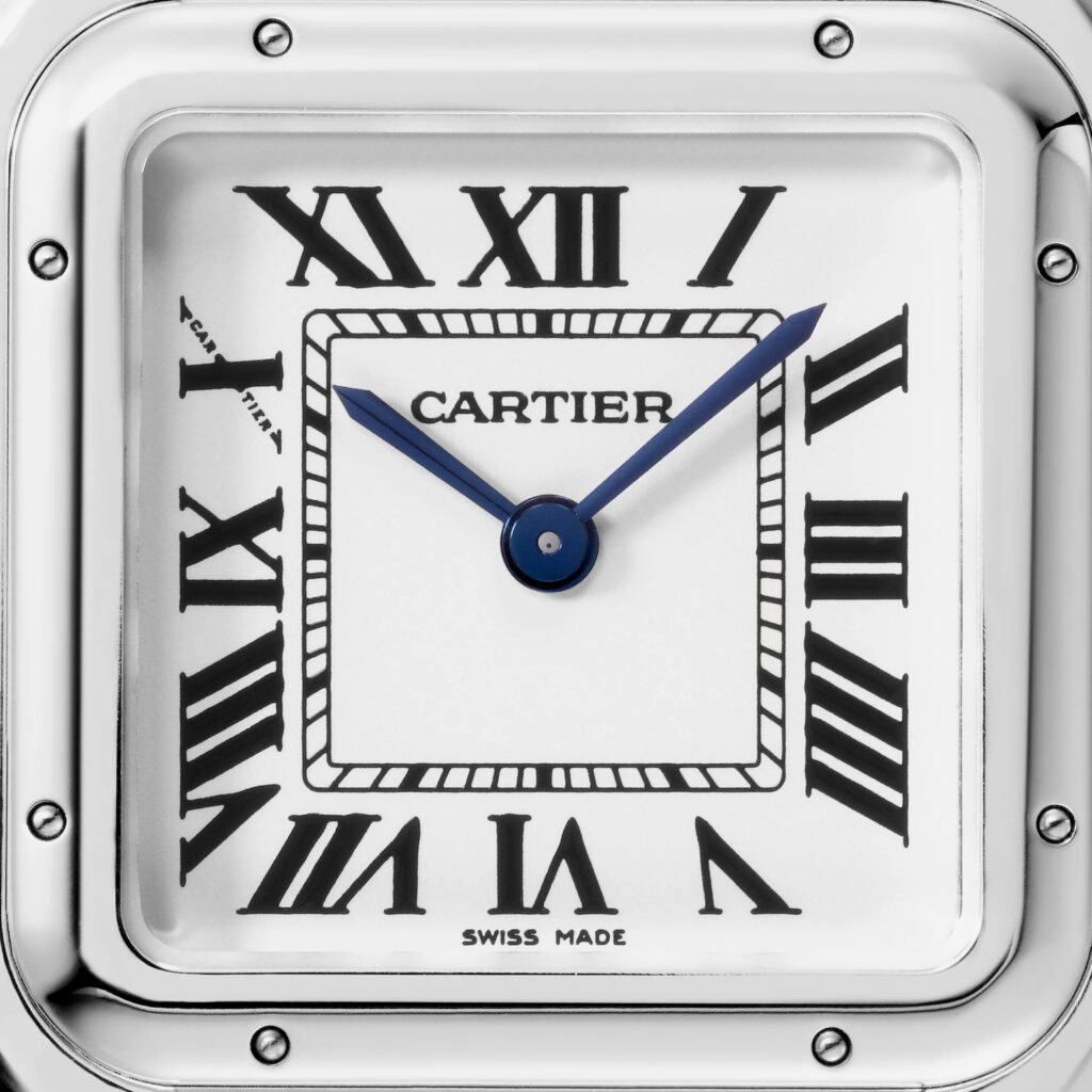 Détail du cadran blanc à chiffres romains et de la lunette vissée de la Panthère de Cartier