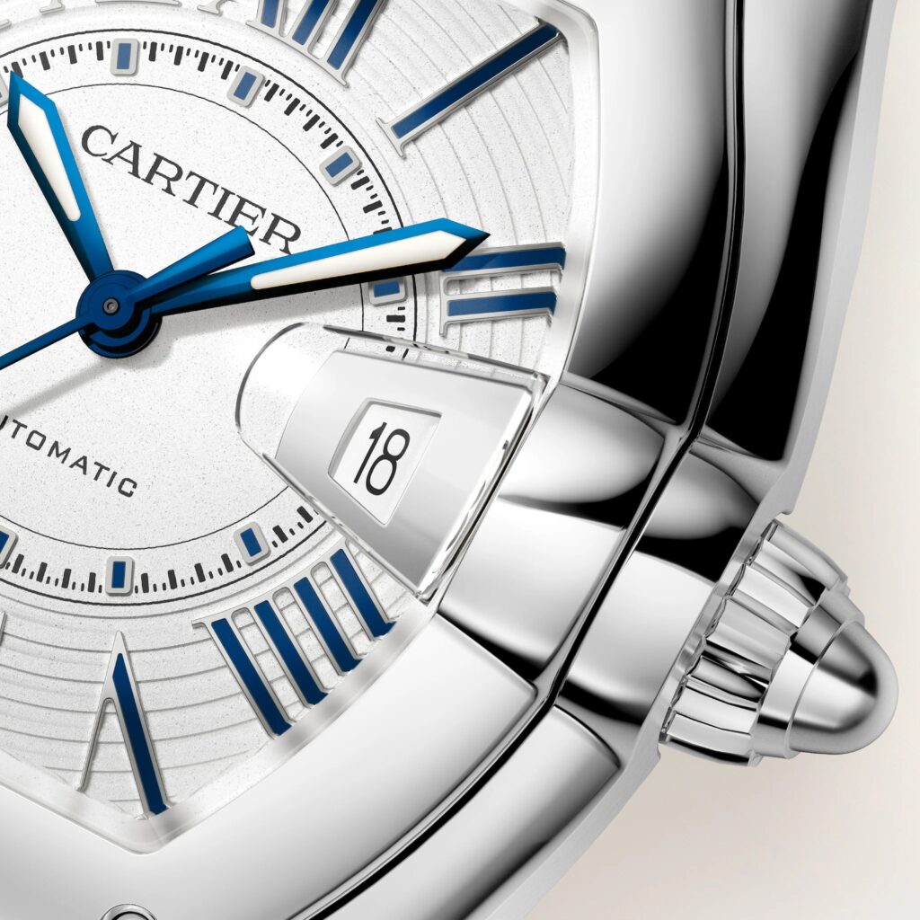 Gros plan du cadran, de la loupe de date et de la couronne de la Cartier Roadster