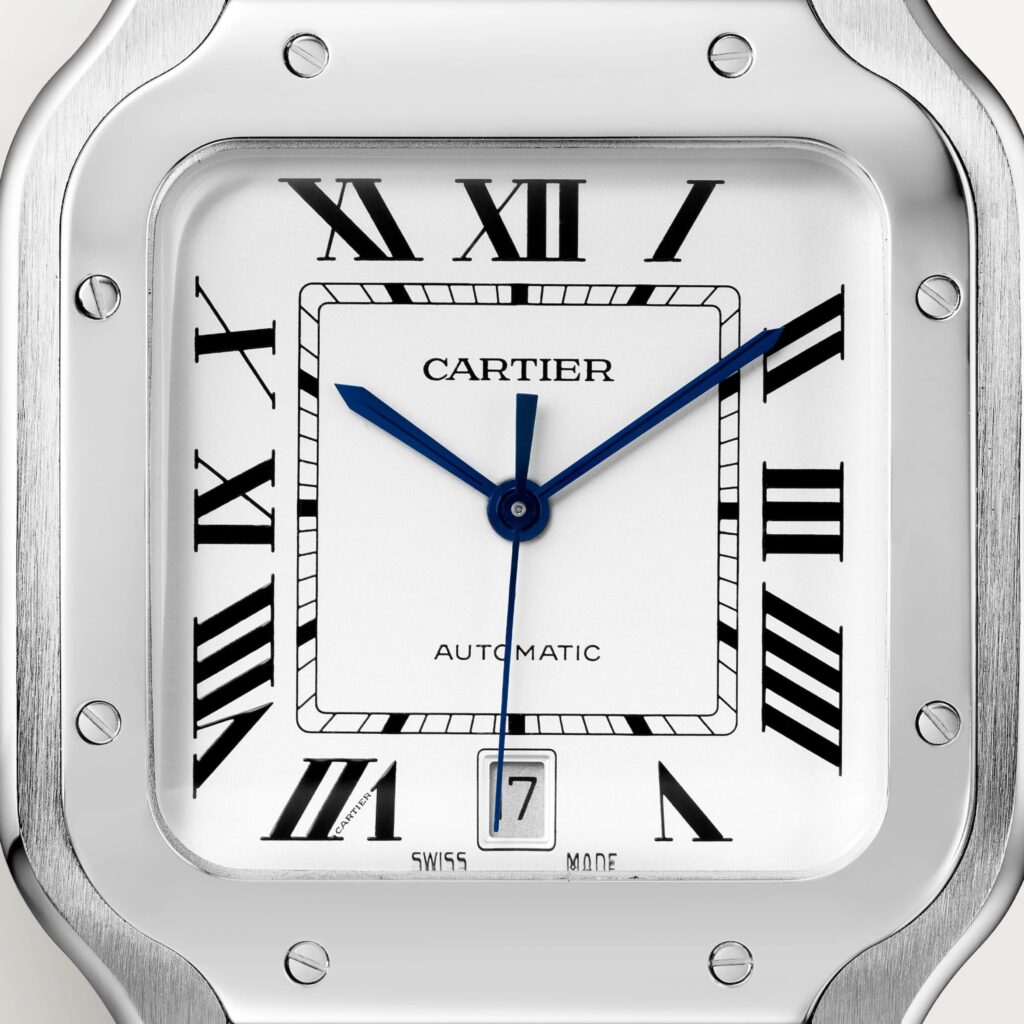 Détail du cadran à chiffres romains, du guichet date et des vis de lunette de la Santos de Cartier