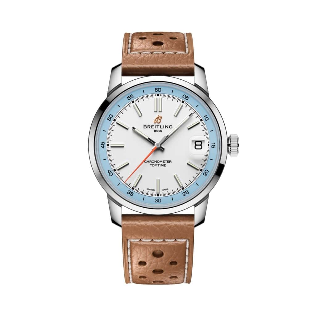 Les 10 Breitling les plus désirables en 2026 : Montre Breitling Top Time B31 en acier, cadran blanc et bleu ciel, sur cuir perforé, vue de face