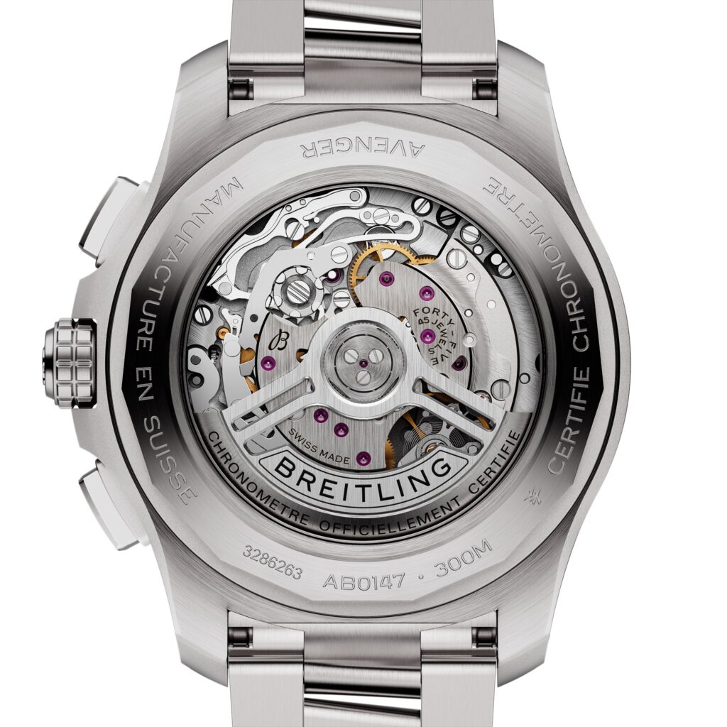 Fond saphir de la Breitling Avenger B01 Chronograph 44 laissant voir le calibre manufacture B01