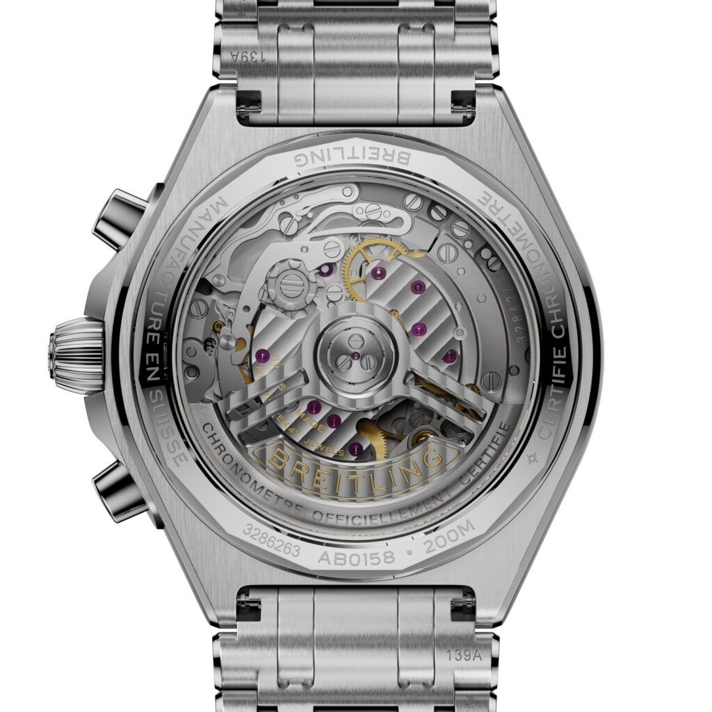 Fond saphir de la Breitling Premier B01 Chronograph 42 révélant le calibre manufacture B01