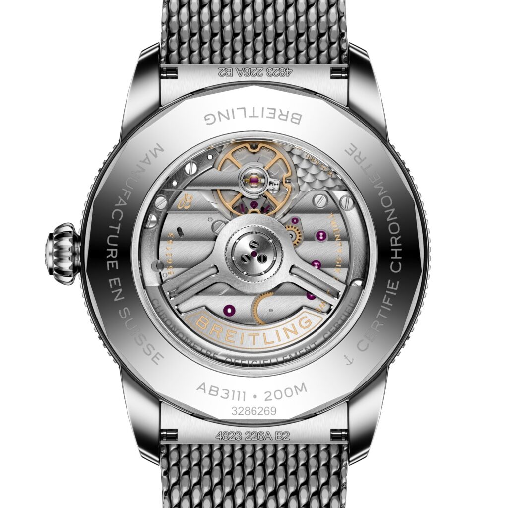 Fond saphir de la Breitling Superocean Heritage B31 Automatic 42 révélant le calibre B31