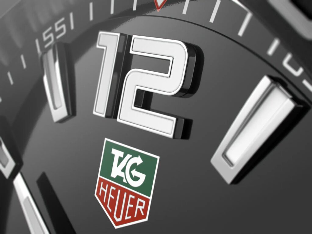Gros plan du cadran noir, du chiffre 12 appliqué et du logo de la TAG Heuer Formula 1 Date