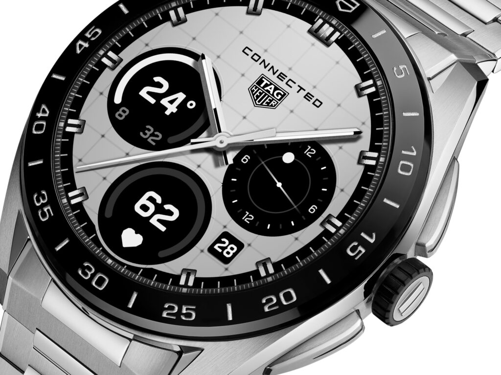 Détail de l'écran et de la lunette céramique graduée de la TAG Heuer Connected Calibre E5
