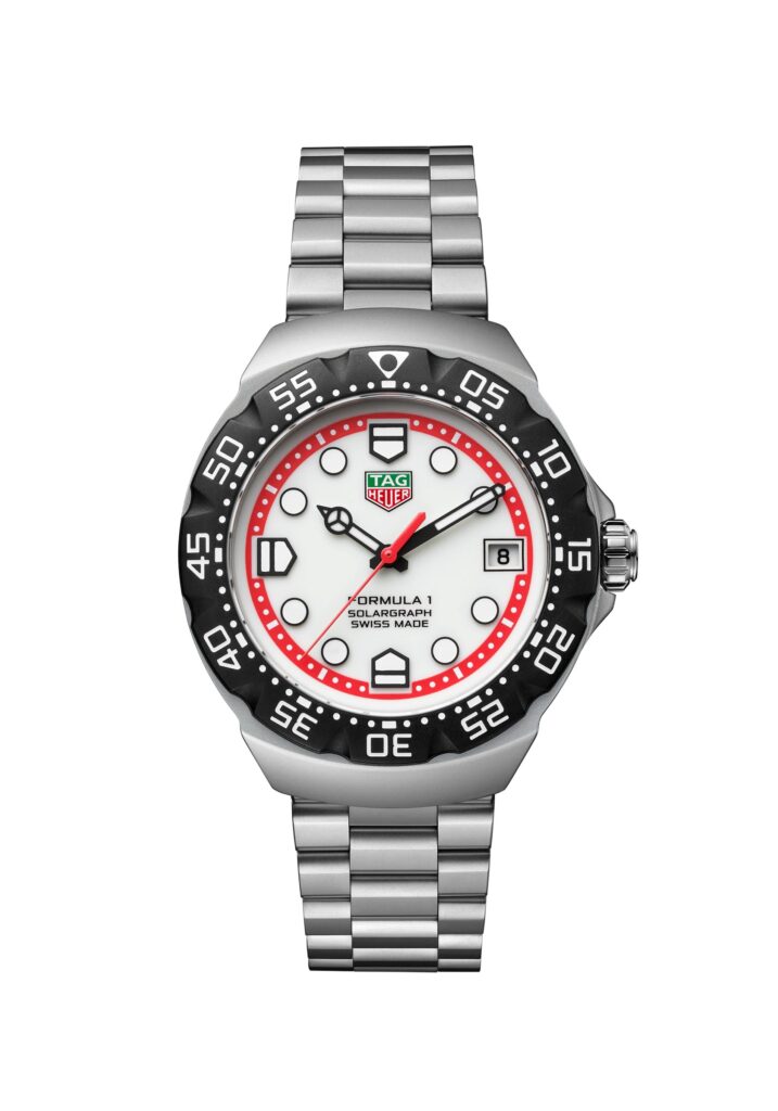 Les 10 TAG Heuer les plus désirables en 2026 : Montre TAG Heuer Formula 1 Solargraph 38 mm en acier, cadran blanc à rehaut rouge, vue de face