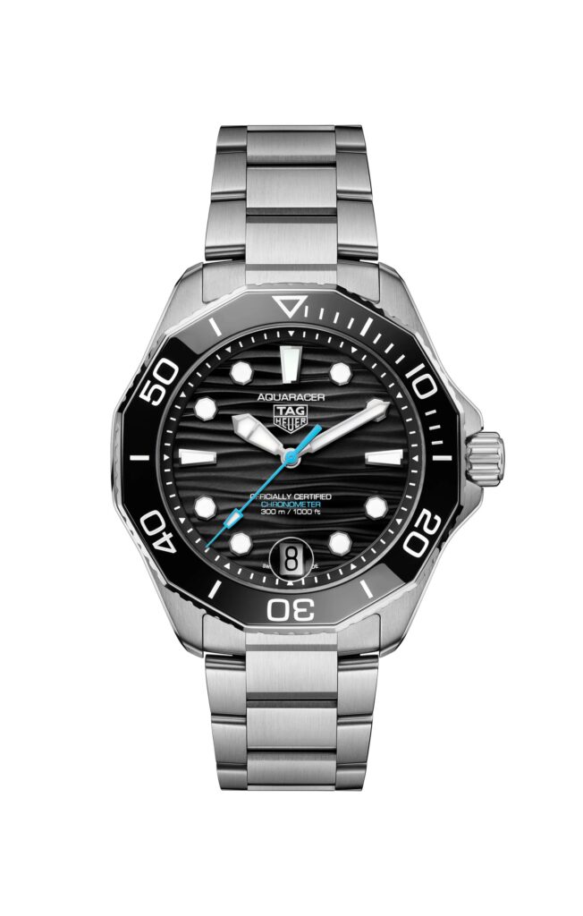 Les 10 TAG Heuer les plus désirables en 2026 : Montre TAG Heuer Aquaracer Professional 300 Date 42 mm en acier, cadran noir ondulé, vue de face