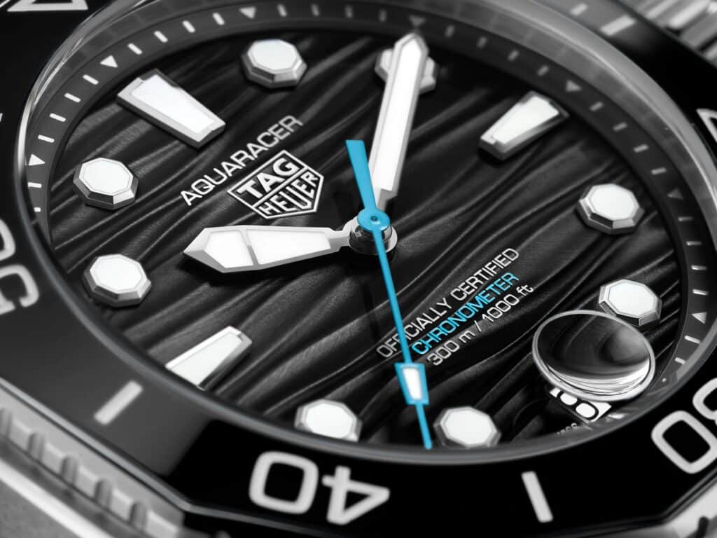 Détail du cadran noir ondulé et de la lunette céramique de la TAG Heuer Aquaracer Professional 300 Date