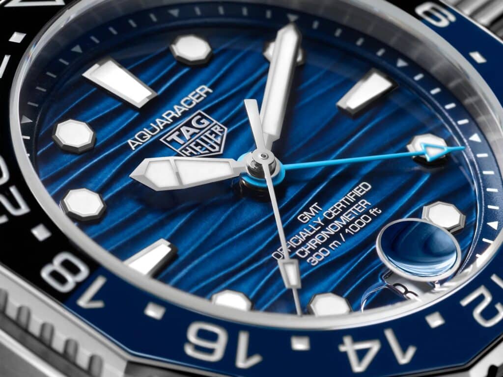 Gros plan du cadran bleu, de l'aiguille GMT et de la lunette 24 heures de l'Aquaracer Professional 300 GMT