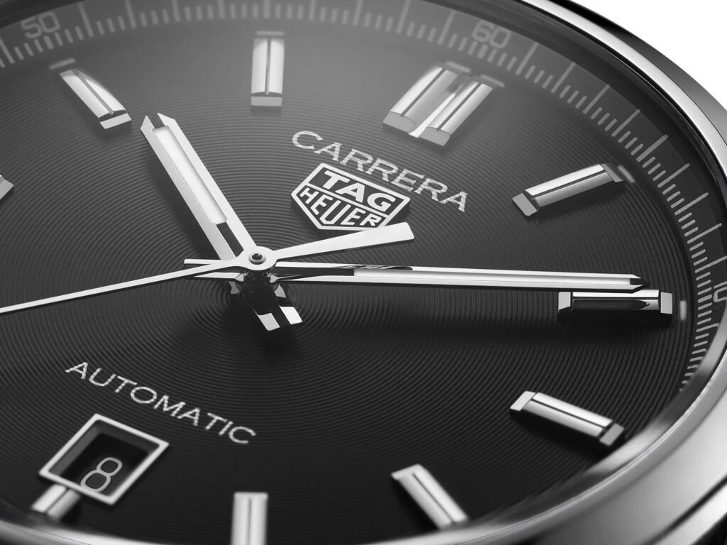 Détail du cadran noir, des index appliqués et du guichet date de la TAG Heuer Carrera Date