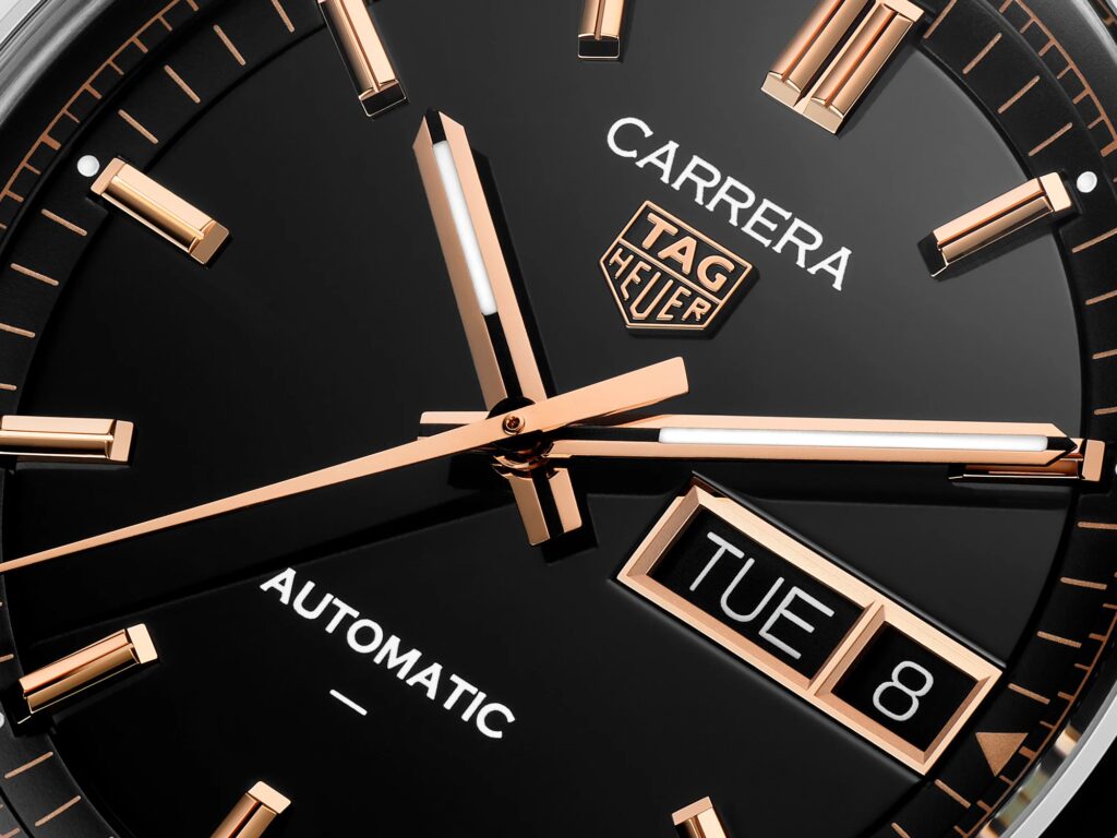 Gros plan du cadran noir et des guichets jour et date de la TAG Heuer Carrera Day-Date